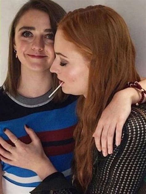 sophie turner maisie williams kiss